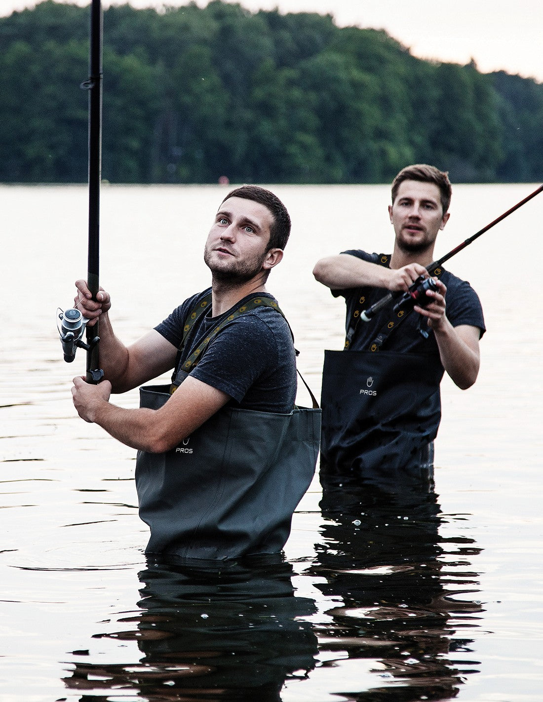 Person trägt Wathose beim Angeln im Wasser