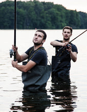 Laden Sie das Bild in den Galerie-Viewer, Person trägt Wathose beim Angeln im Wasser